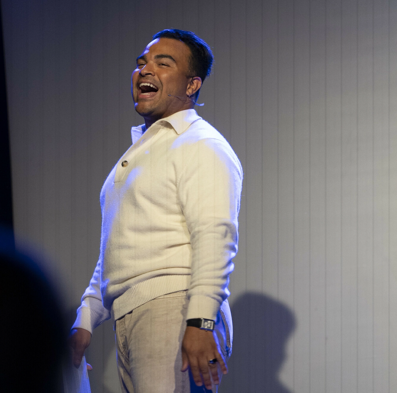 Sebastian Solberg med sitt første liveshow «Who's Your Daddy?». FOTO: A'normal studios.