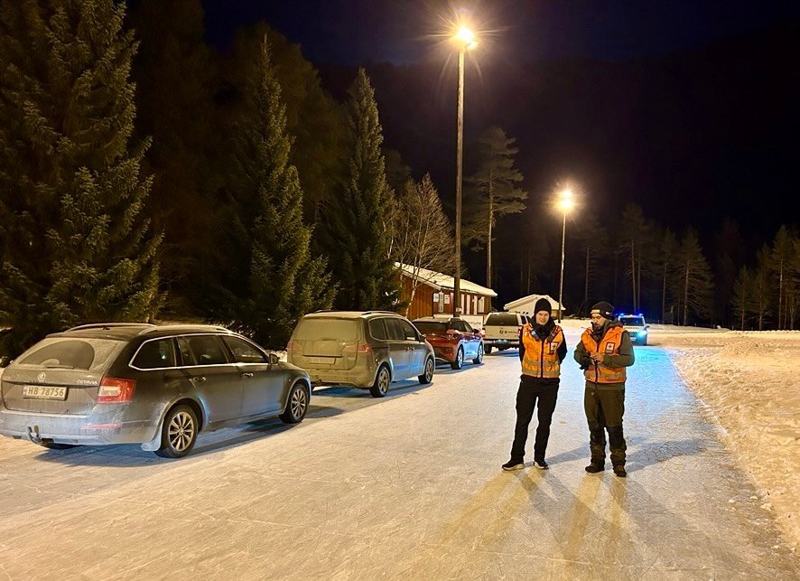 Sunndal, Redning | Turfølge på ti fast i fjellet ved Ekkertind – redningshelikopter kalt ut