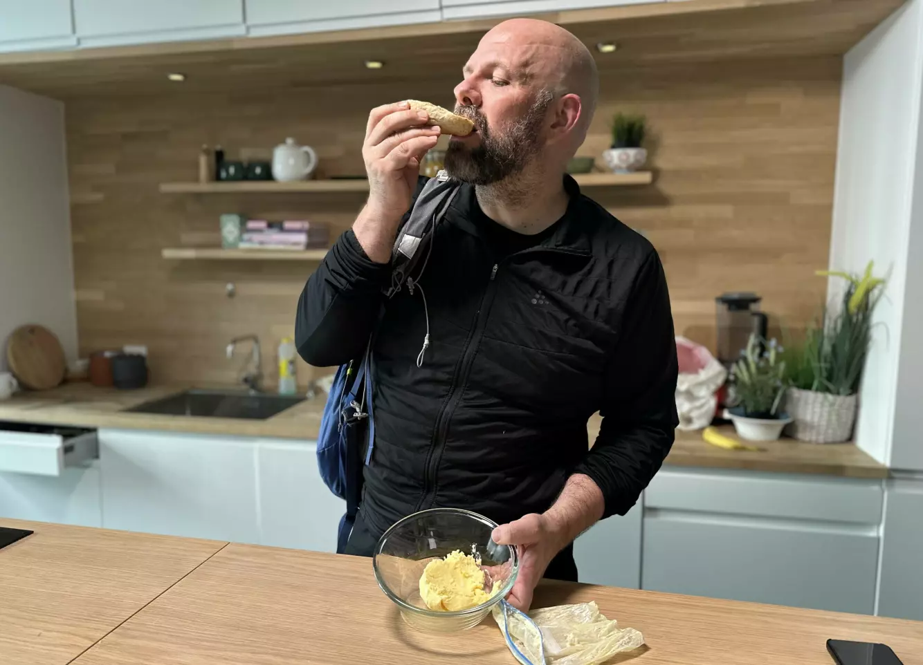 FORNØYD LØPER: Etter å ha tilbakelagt 12 kilometer i vårsola, smaker det ekstra godt med smør - kjernet i en sekk på ryggen. Foto: Henrik Ljosland / Dagbladet