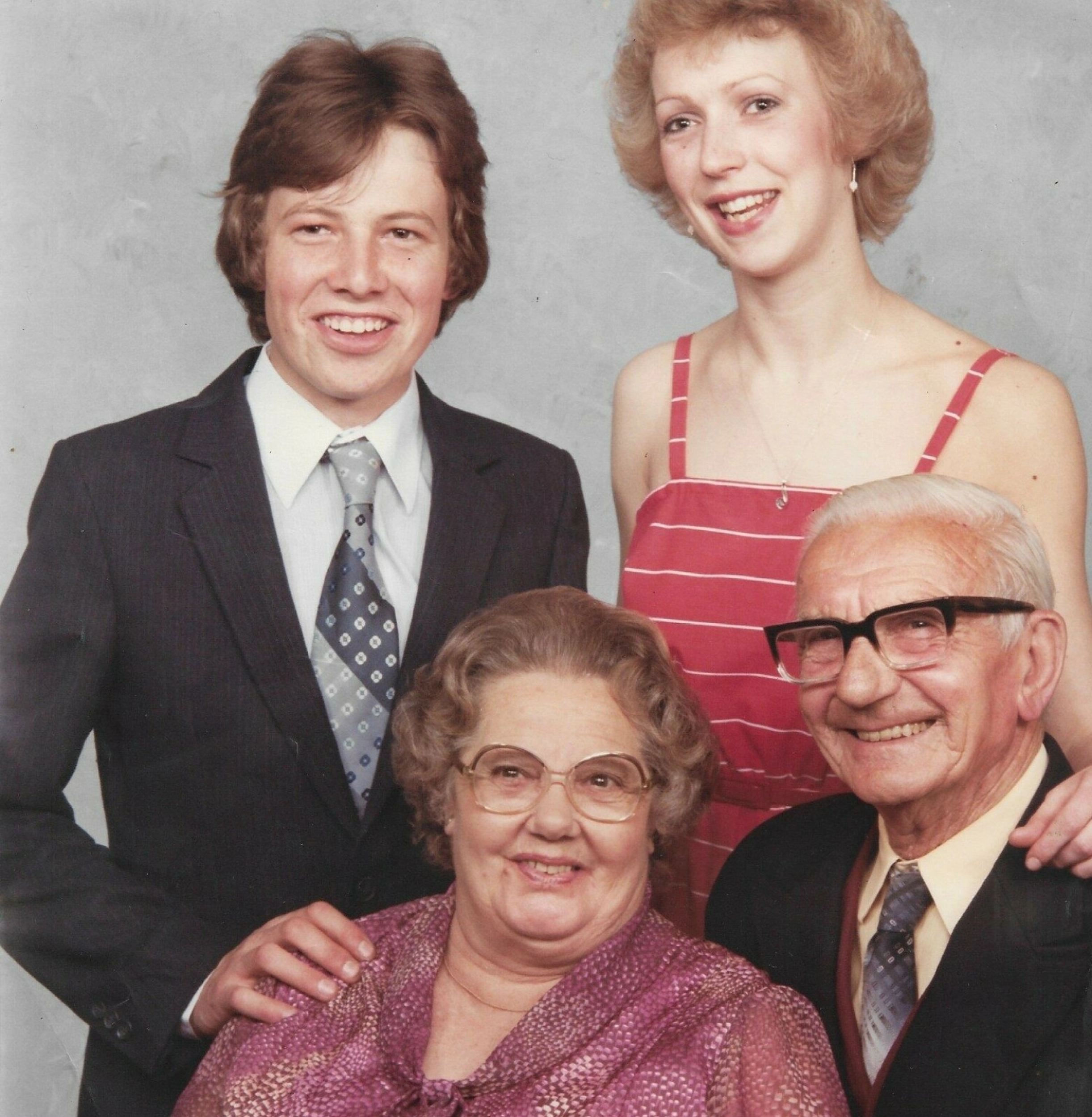 FAMILIEHEMMELIGHET: Simon Charles sier i flere intervjuer at hans bestemor Winifred avslørte at han var kong Charles og hertuginne Camillas sønn. Her avbildet med søster og besteforeldrene Winifred og Ernest. Foto: Facebook/Dorante-Day.