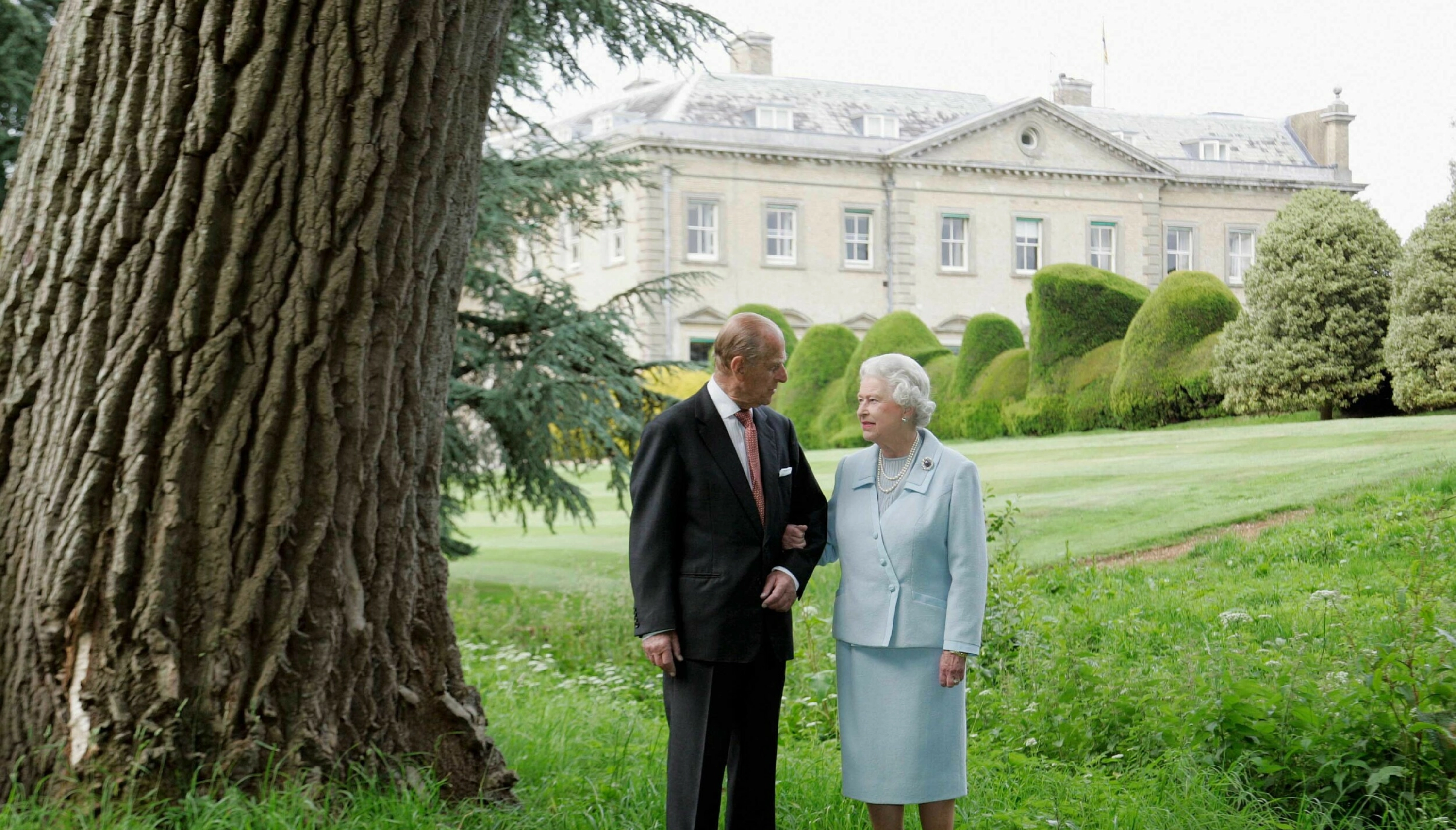 MØTET I HUSET: Dronning Elizabeth og prins Philip fotografert foran Broadlands i Portsmouth, hvor Simon Charles som seksåring erindrer å ha møtt kong Charles og dronning Camilla. Foto: NTB.