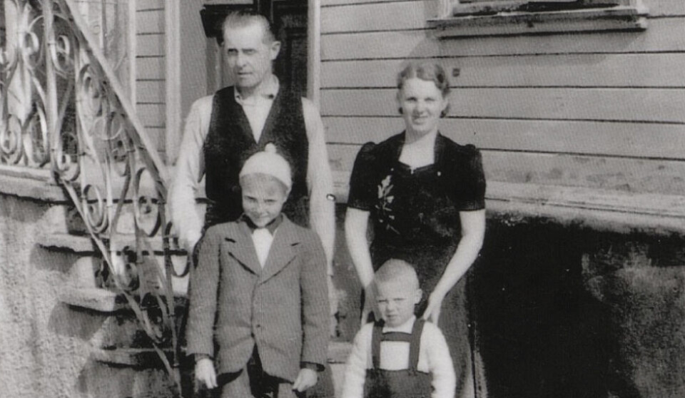FAMILIEN: Far Arne, mor Klara, Arve og lillebroren Karl Erik. Han ble født samme året som søsteren døde. Her utenfor Kirkegata 5 i Trondheim, der familien bodde på ett rom og kjøkken.