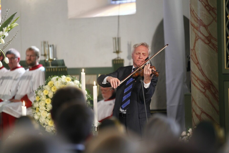 AVSKJED: Arve Tellefsen spiller i Wenche Foss’ bisettelse i Oslo Domkirke 28. mars 2011. Hun ble 93. Som henne – på sine eldre dager – har Tellefsen nå begynt å takke ja til opptredener, så sant han lever.