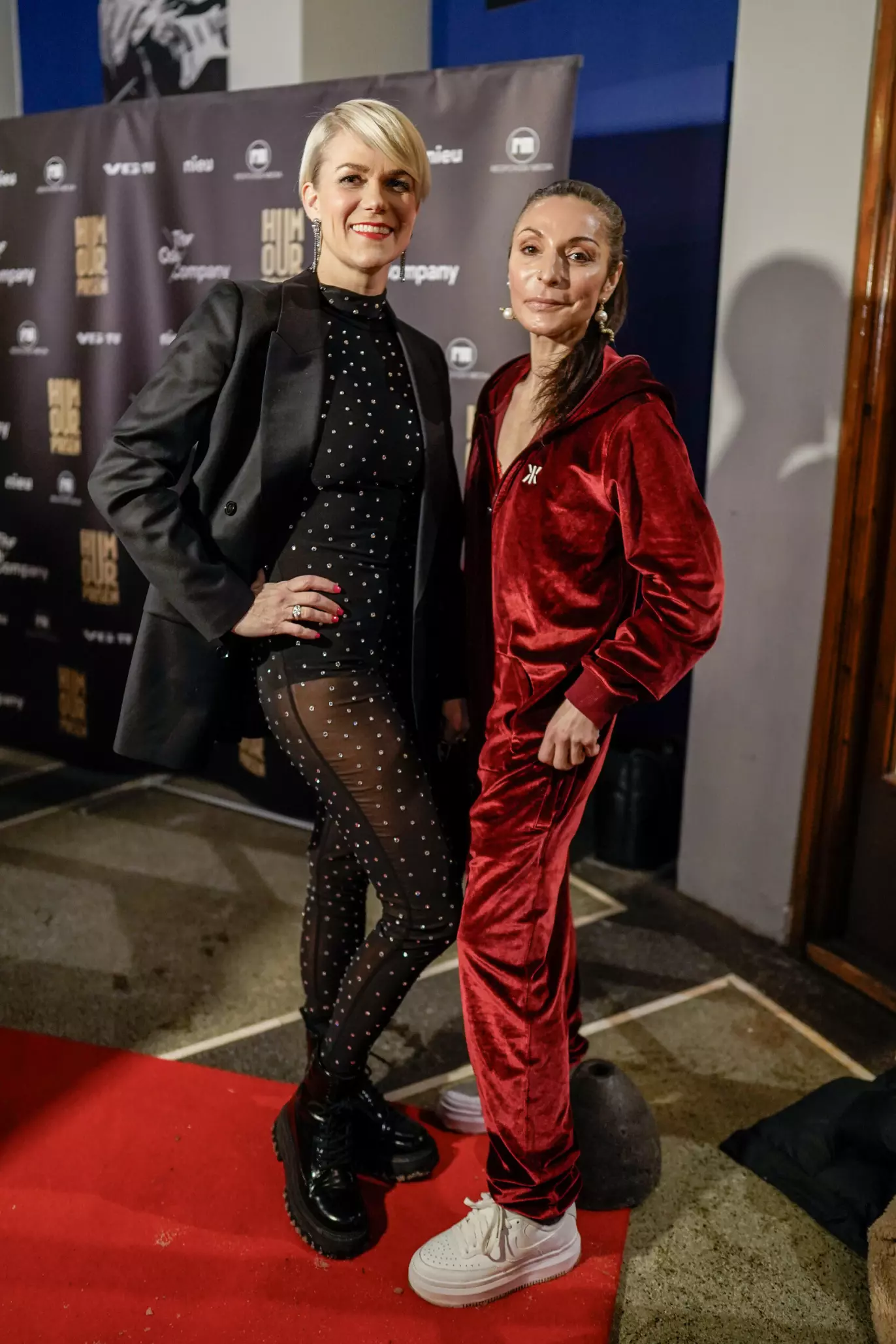 TUSVIK & TØNNE: Lisa Tønne setter ukentlig fyr på samfunnsdebatten sammen med komiker og venninne Sigrid Bonde Tusvik. Her på rød løper i 2023. FOTO: Heiko Junge / NTB.