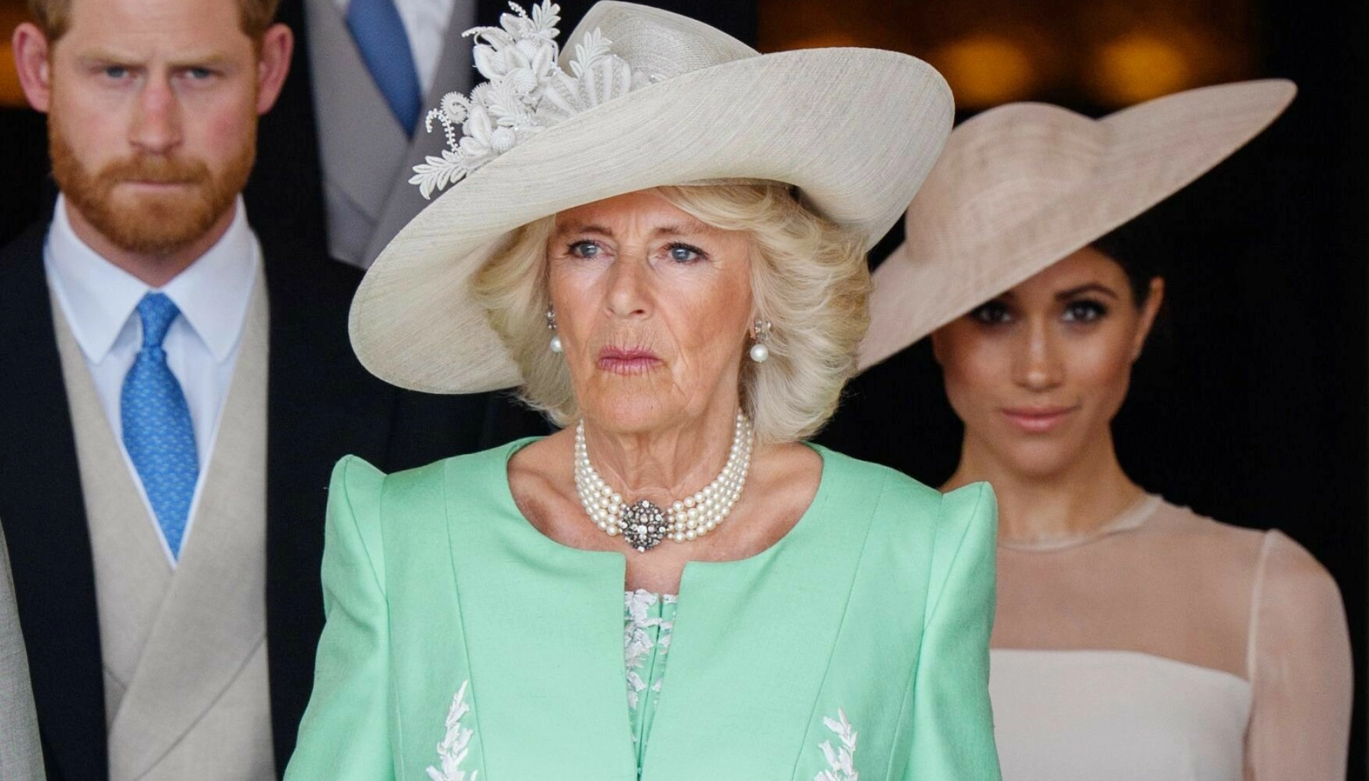 IKKE LIKE MARKERTE: Dronning Camilla avbildet under et arrangement i 2018 - hvor øyenbrynene ikke er like markerte og buede som nå. I bakgrunnen ser man prins Harry og hertuginne Meghan Markle. Foto: NTB