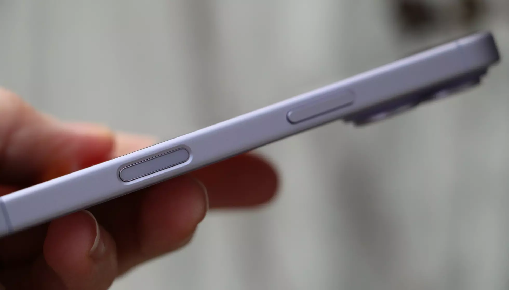 RASKERE KONTROLL: Som på iPhone 16‑serien har alle iPhone 17‑modellene fått en egen Camera Control‑knapp på høyre side. Den gjør det enklere å justere kamerainnstillinger, enten du fotograferer stående eller liggende. Foto: Kirsti Østvang