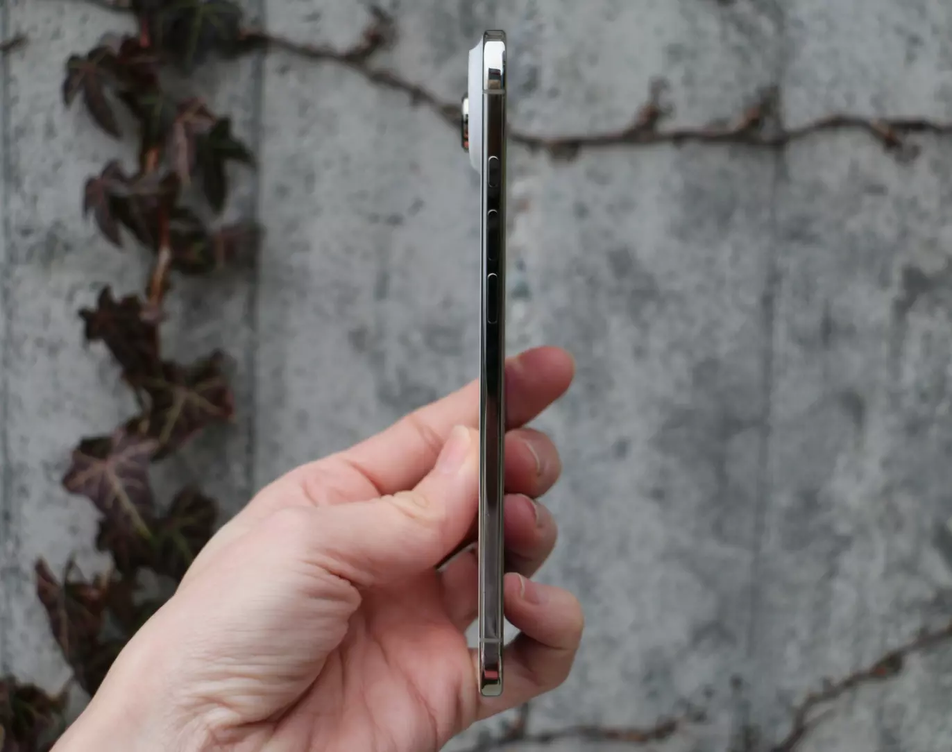 PAPIRTYNN: iPhone Air er så tynn at det nesten virker komisk, et designstunt som både imponerer og overrasker hver gang du plukker den opp. Foto: Kirsti Østvang