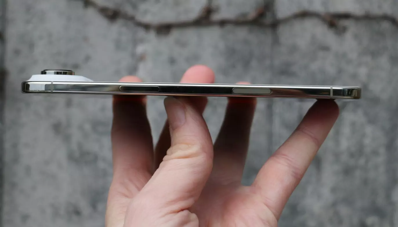 STÅL OG STIL: Den polerte stålrammen gir iPhone Air et elegant, nesten smykkelignende preg, og skiller den tydelig fra resten av 17‑serien. Foto: Kirsti Østvang