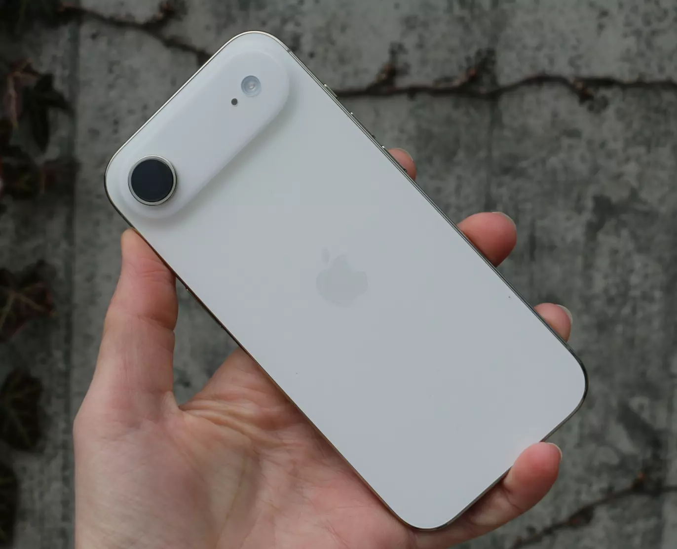 DISKRET LUKSUS: iPhone Air kommer i fire duse farger - stellarsvar, skyhvit, lys gull og himmelblå - her i den elegante hvite varianten. Foto: Kirsti Østvang
