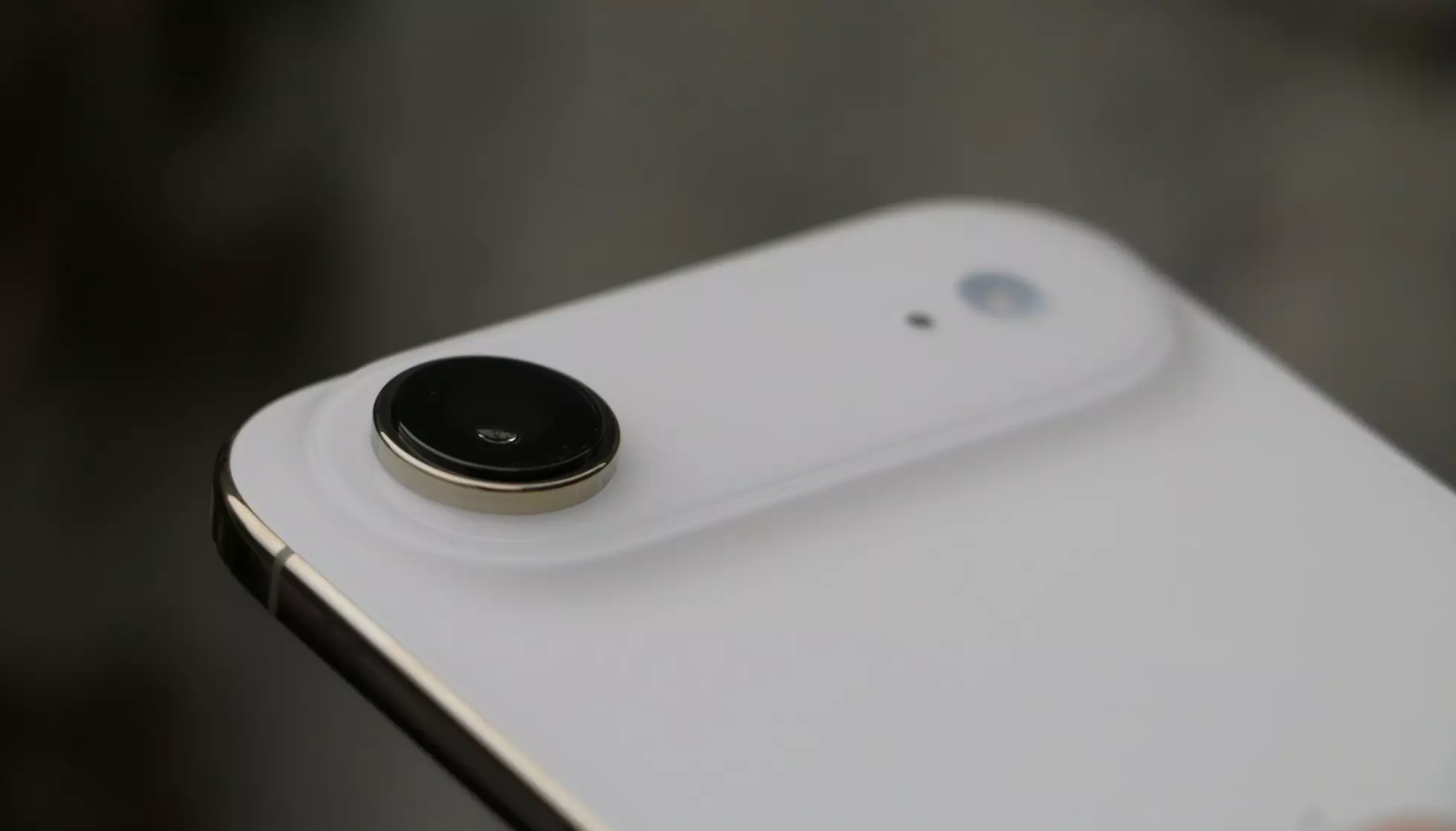 ÉN LINSE (OG BEGRENSNING): iPhone Air nøyer seg med ett 48 MP‑kamera - pent og kapabelt, men du merker fort savnet etter ultravidvinkel og tele. Foto: Kirsti Østvang