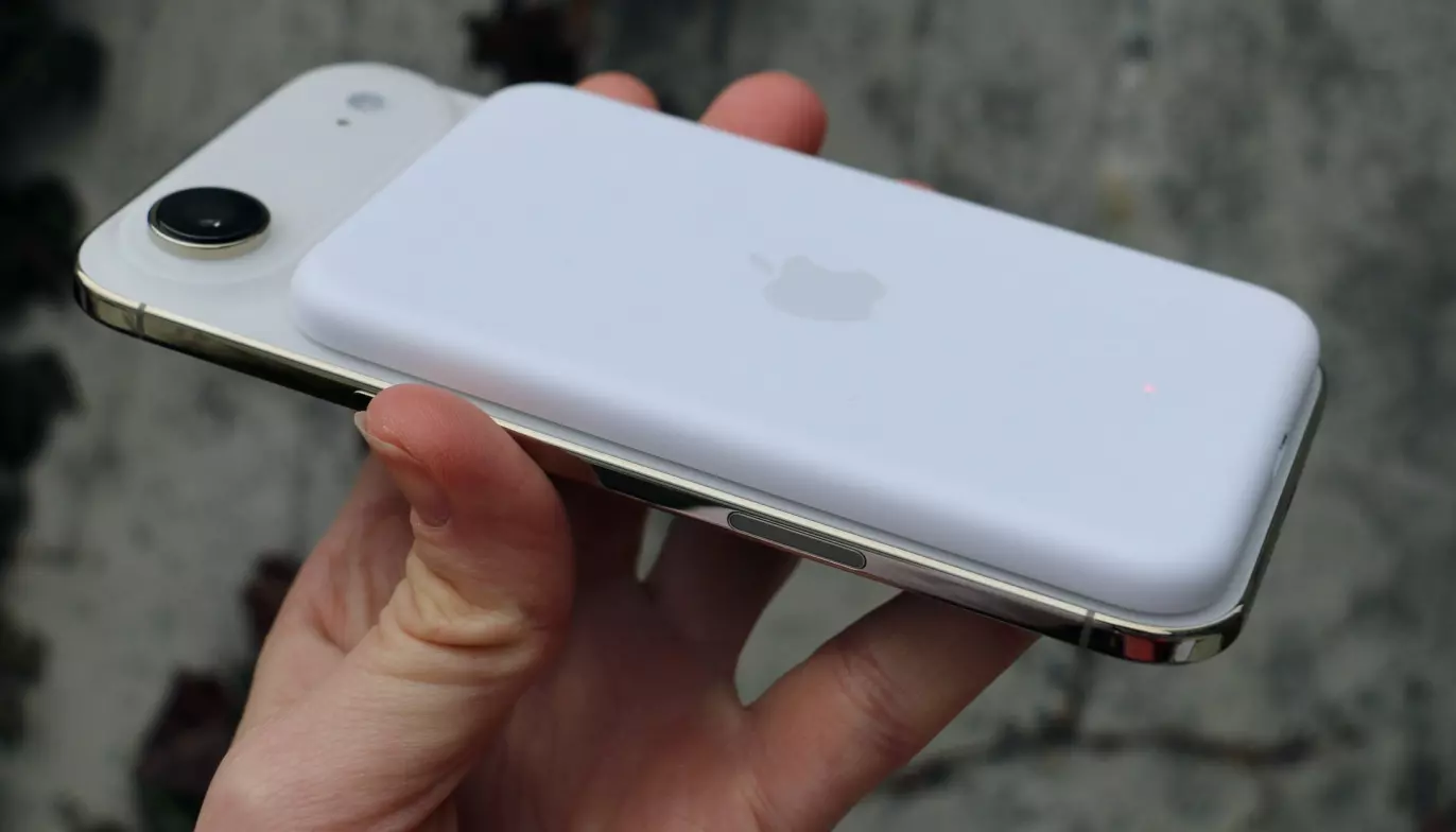EKSTRA STRØM: Det spesiallagde MagSafe‑batteriet til iPhone Air matcher designet perfekt - tynt, lekkert og dyrt (1299 kr), men minner deg samtidig om hvorfor Air kanskje burde hatt litt mer batteri fra start. Foto: Kirsti Østvang