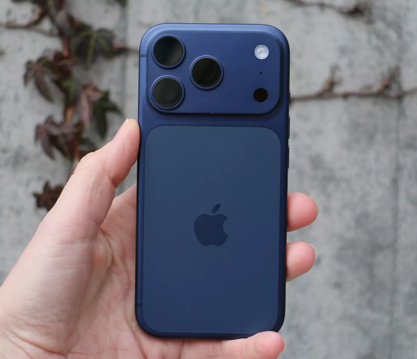 ELSK ELLER HAT: iPhone 17 Pro sitt nye «kamera‑platå» har fått nettet til å koke. Noen kaller designet stygt, andre kaller det modig. I dyp blå er den i hvert fall så maskulin som en mobil kan bli. Foto: Kirsti Østvang