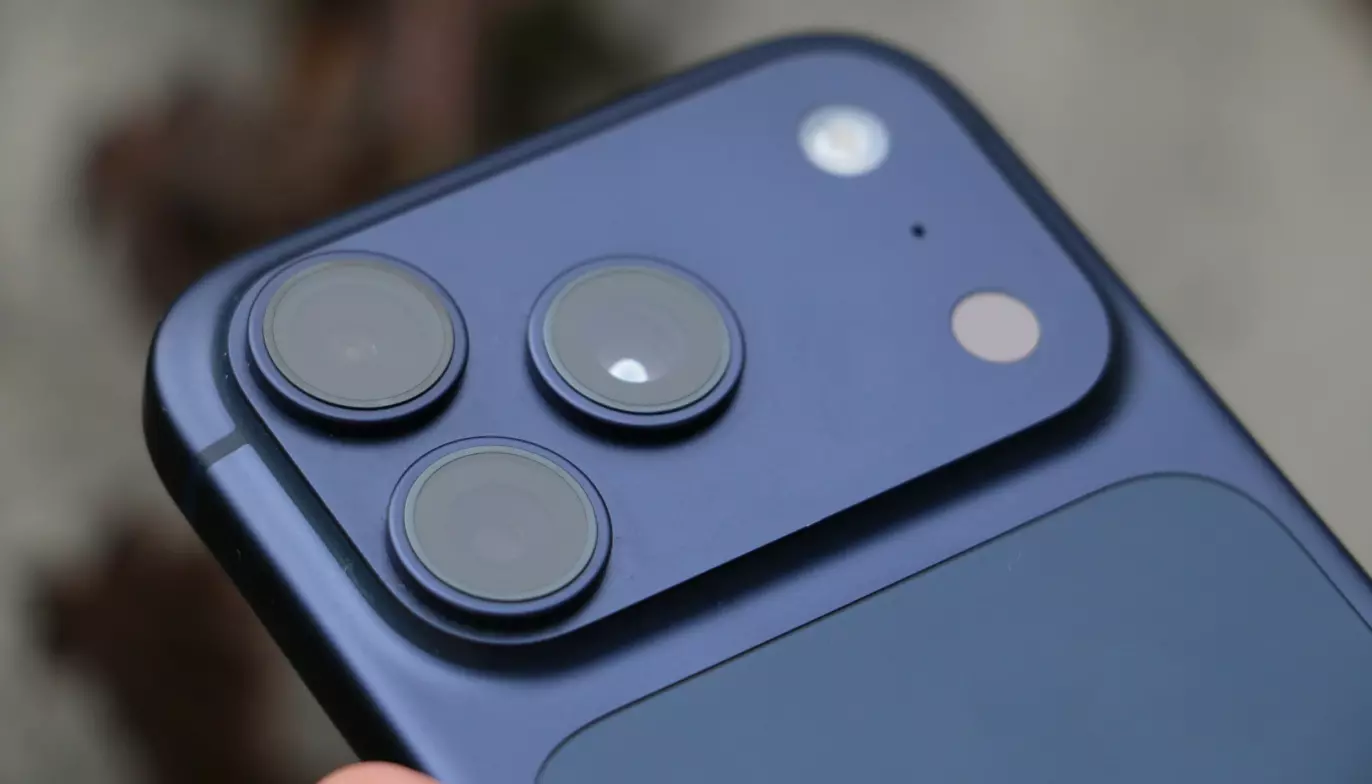 KAMERAKONGE: De tre linsene på iPhone 17 Pro tar plass, men leverer bildekvalitet i absolutt toppsjikt blant mobilkameraer. Foto: Kirsti Østvang