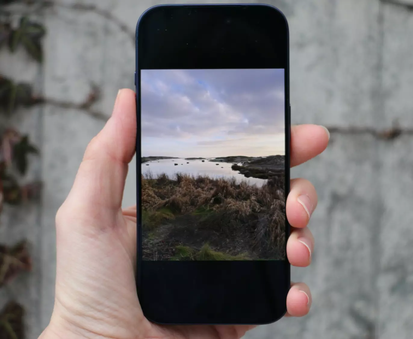 REALISME I LOMMA: Hovedkameraet på iPhone 17 Pro fanger landskap med imponerende dybde og detaljer, fra dramatiske skyer til myke strandlinjer. Foto: Kirsti Østvang
