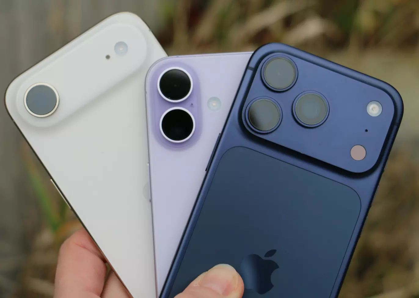 HVA VELGER DU?: iPhone 17‑familien spenner fra tynn eleganse til rå kraft. Spørsmålet er bare hva som passer som passer best i lomma ... og i lommeboka. Foto: Kirsti Østvang