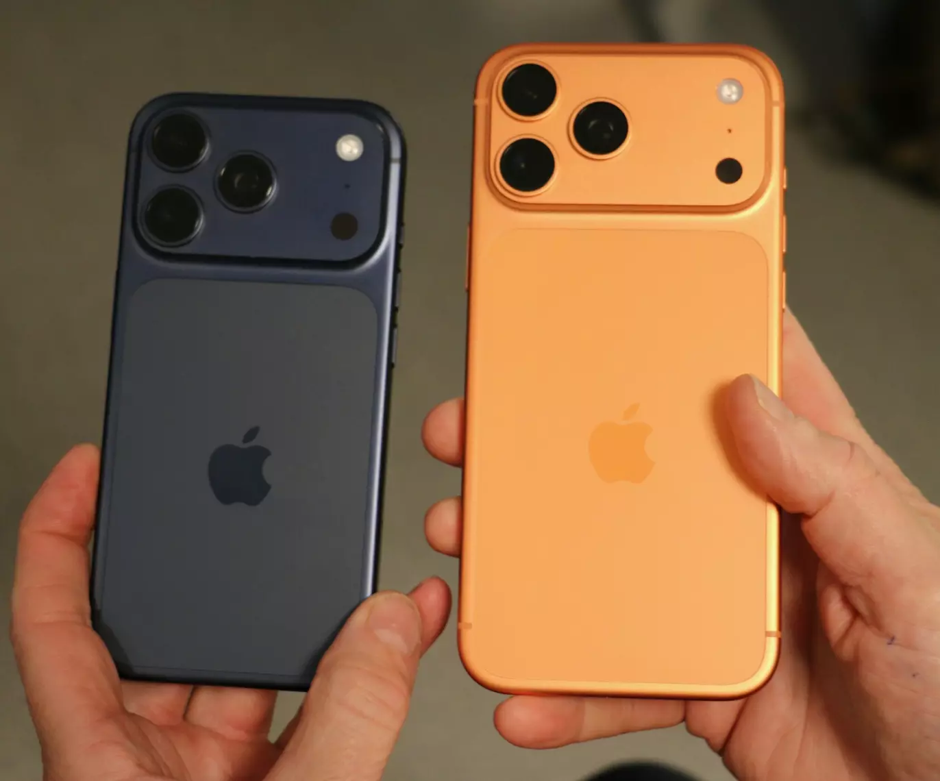 TO GIGANTER: iPhone 17 Pro og Pro Max deler samme design og kameraer, forskjellen ligger i størrelse, vekt og batteri. Her i dyp blå og kosmisk oransje. Foto: Kirsti Østvang