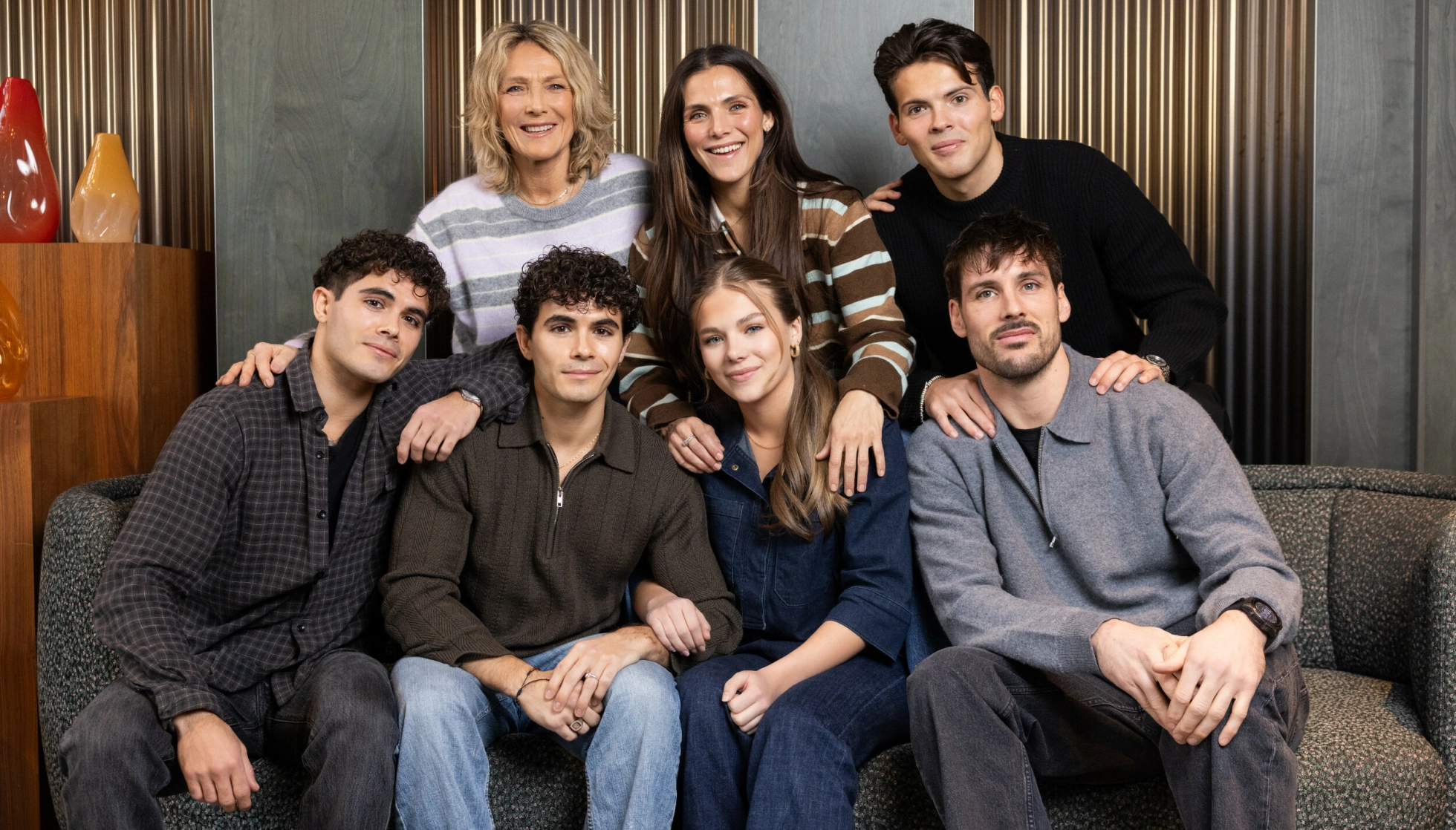 FUNKYFAM: Jørgine Massa Vasstrand, ektemannen Morten Sundli, datteren Filippa, Jørgines brødre Emil og Silas Massa Vasstrand, Noah Vasstrand og moren Trude Vasstrand utgjør «Funkyfam» i femte sesong av TV 2-programmet, som hadde premiere i slutten av januar. Foto: Espen Solli / TV 2