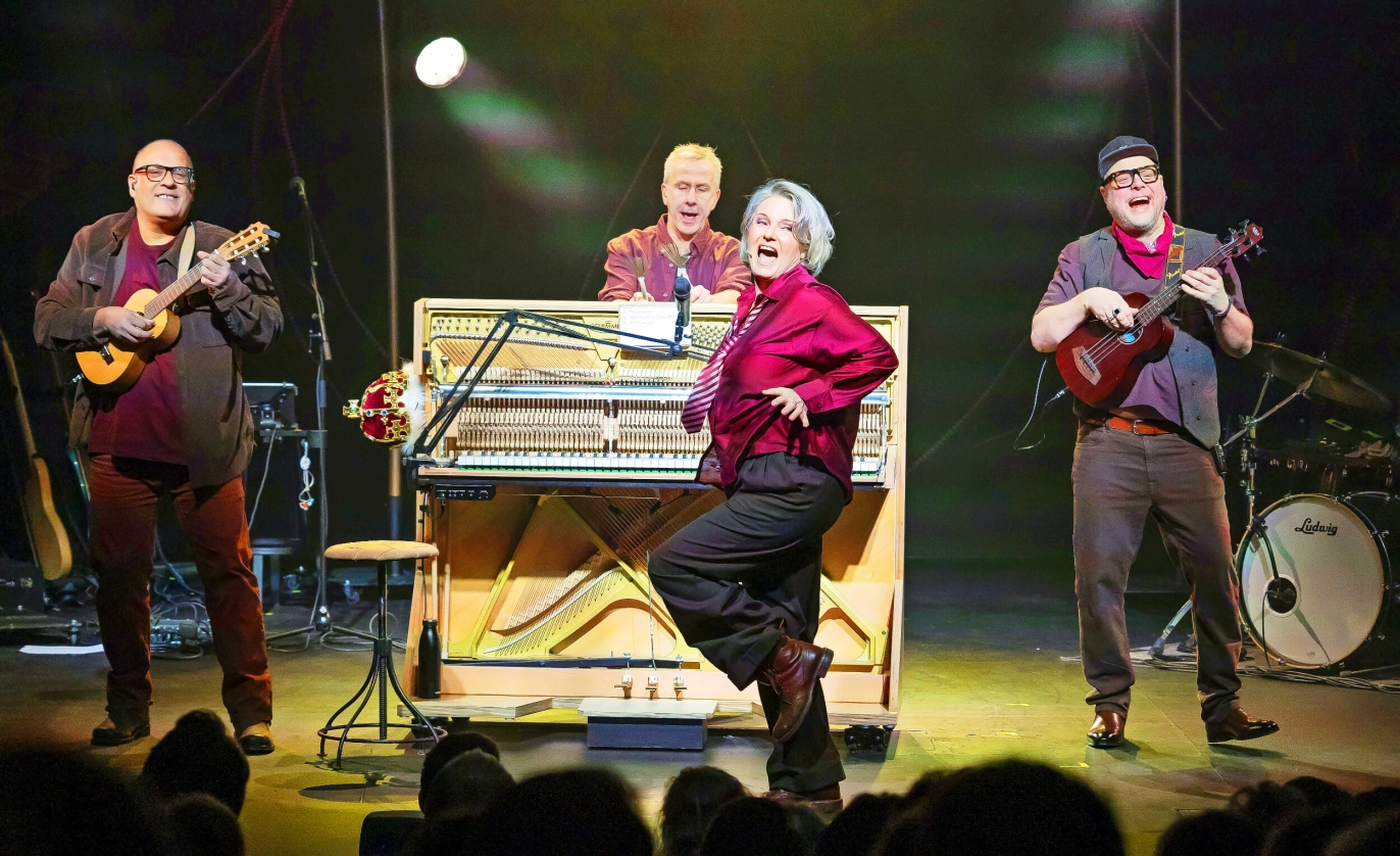 MORO MED MUSIKK: På scenen har
Ingrid med seg sitt eget utsøkte band, pluss et
spesiallagd piano for anledningen! FOTO: Tore Skaar