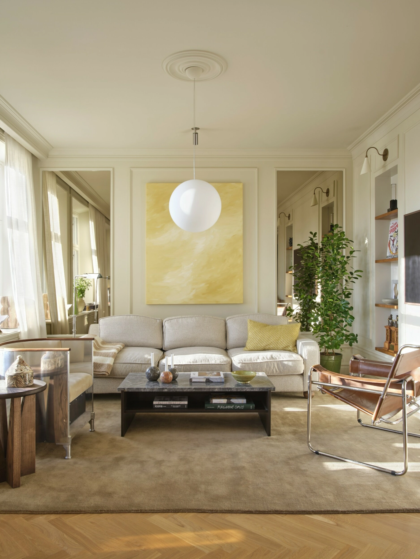 Gylne fargetoner preger
stuen. Teppet er fra Nordic
Knots. Sofaen er fra Dusty
Deco, mens Wassily-stolen
i brunt skinn er et vintagefunn. Den sylindriske
Mats Theselius-stolen helt
til venstre er en gave fra
søsteren Bianca. Kunst av
Mattias Storm. FOTO: Stellan Herner