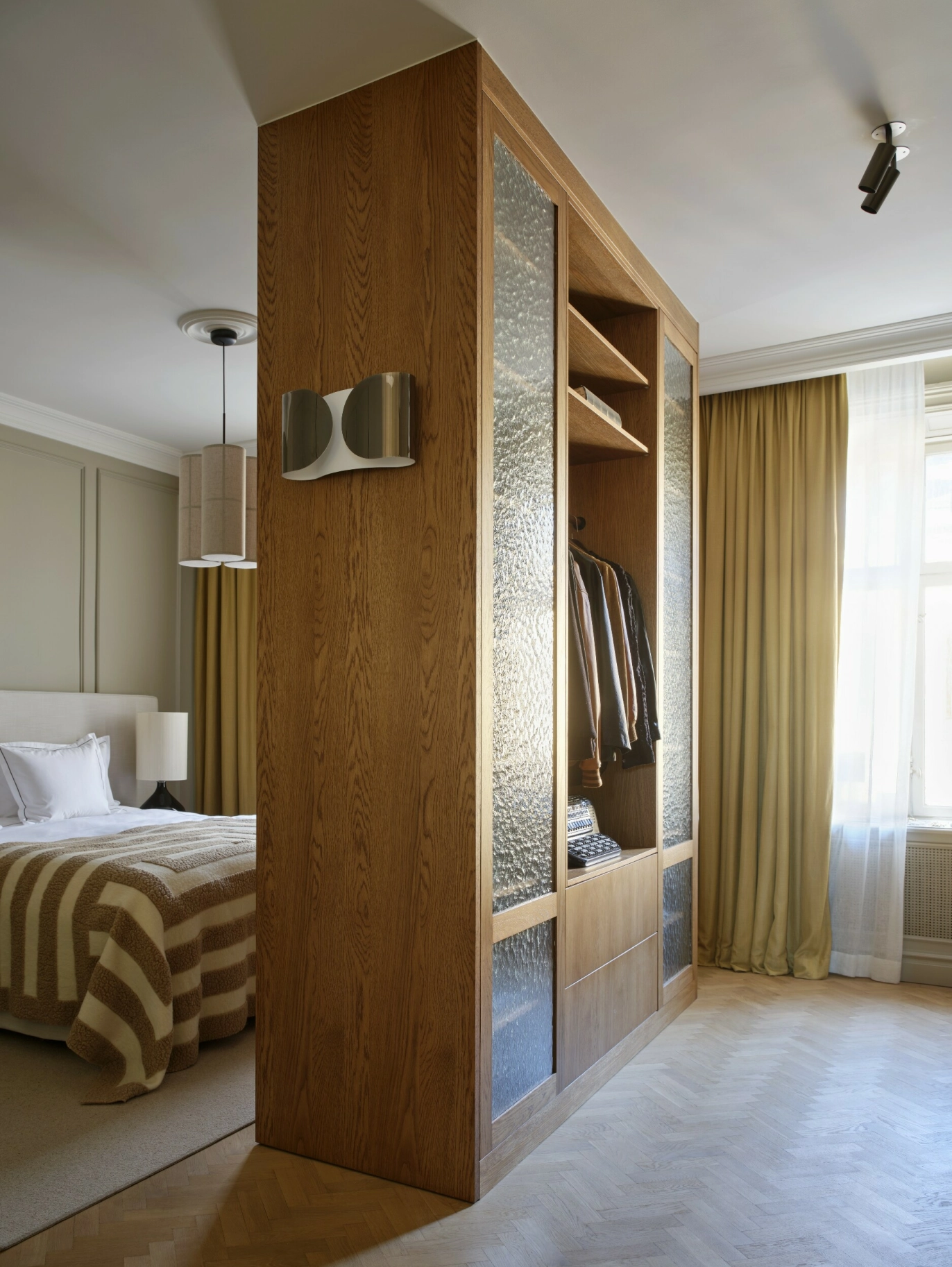 Interiørarkitekt Sanna
Flygare er svært fornøyd
med kuben som fungerer
som romdeler og walk-in
closet på soverommet.
Den er bygget i eik. FOTO: Stellan Herner