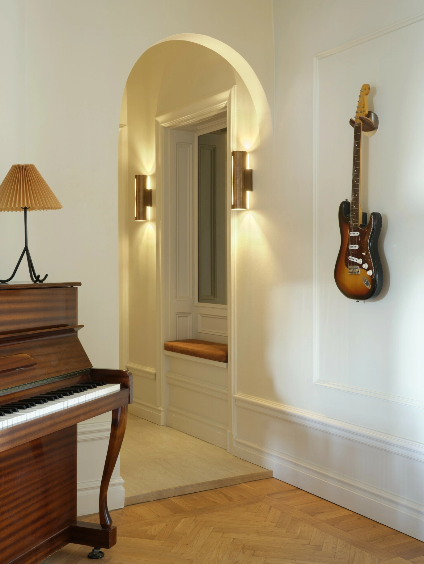 – Jeg har en greie
for lyssetting, det
har jeg nok fått fra
pappa, sier
Benjamin. I gangen
er det gjort plass
til piano og en
gitar på veggen. FOTO: Stellan Herner