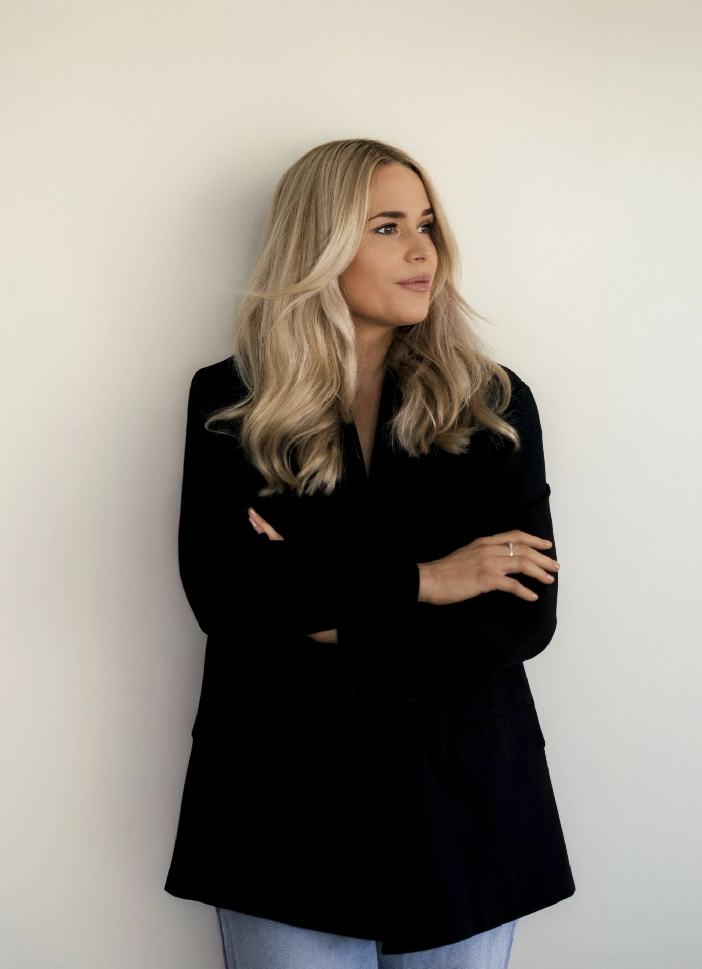 Sanna Flygare er
interiørarkitekt og har
hjulpet Benjamin med
å innrede leiligheten. Hun
grunnla Studio Flygare
i 2020 og har blant annet
designet kontoret til
Vanessa Lindblad og
Bianca Ingrossos
klesmerke Àvora, samt
flere private hjem. Hun
bor nå på Mallorca. FOTO: Stellan Herner