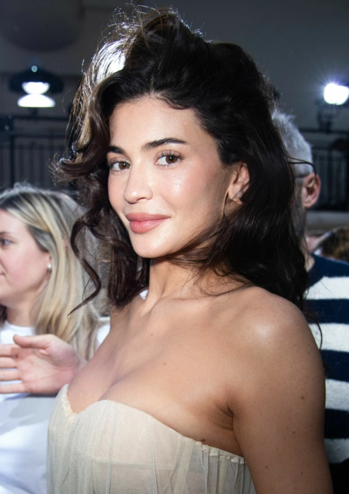 KYLIE JENNER: Under Jean Paul Gaultiers haute couture-visning for vår/sommer 2024 i Paris, med en mer balansert sminke. Foto: NTB