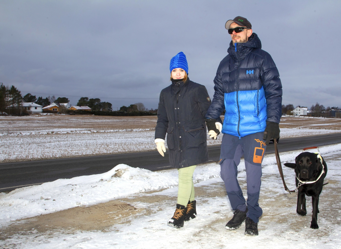 EN TRYGG HÅND:
May-Britt Jonassen har blitt
Martins klippe, bestevenn
og ledsager. Han er glad
hun overtalte ham til å
ta imot tilbudet om å få
førerhunden Ekko. FOTO: Svend Aage Madsen