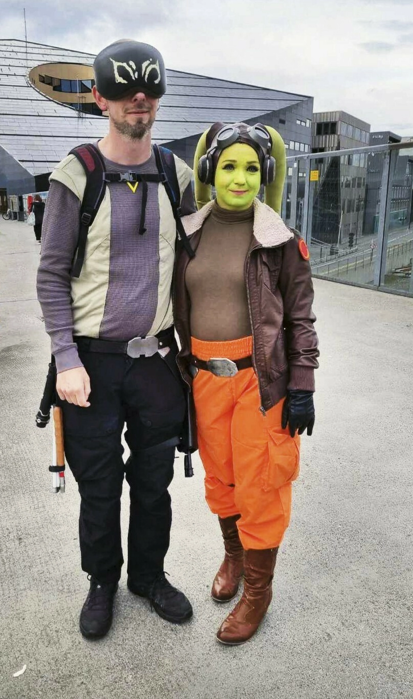 KLER SEG UT:
Såkalte Cosplay-treff,
der deltakerne kler
seg ut, er en av parets
fritidsinteresser. Både
Martin og May-Britt
vekker oppmerksomhet
når han dukker opp som
den blinde Jedi-ridderen
Kanan Jarrus – mens hun
er den grønne generalen
Hera Syndulla. FOTO: Privat
