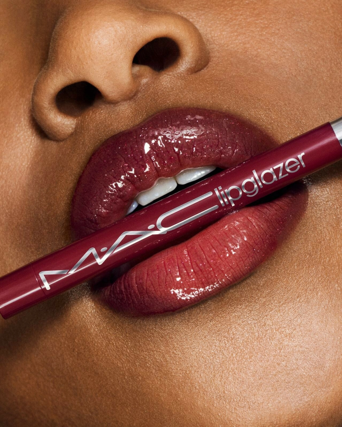 Lipglazer Glossy Liner
sitter godt og kan brukes
både som kontur og på hele
leppen. (kr 200, Mac).