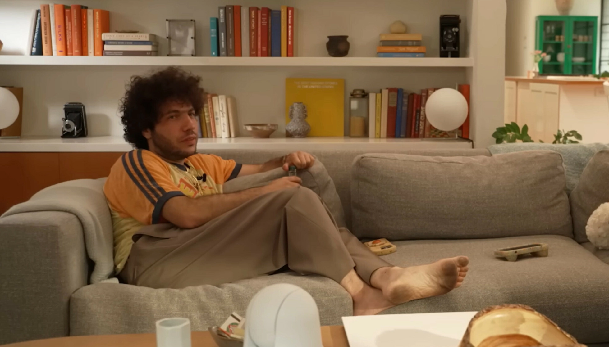 FÅR GJENNOMGÅ: Benny Blancos skitne føtter har ikke blitt godt mottatt av fansen i hans nyeste podkast-episode. Foto: Skjermdump fra Youtube