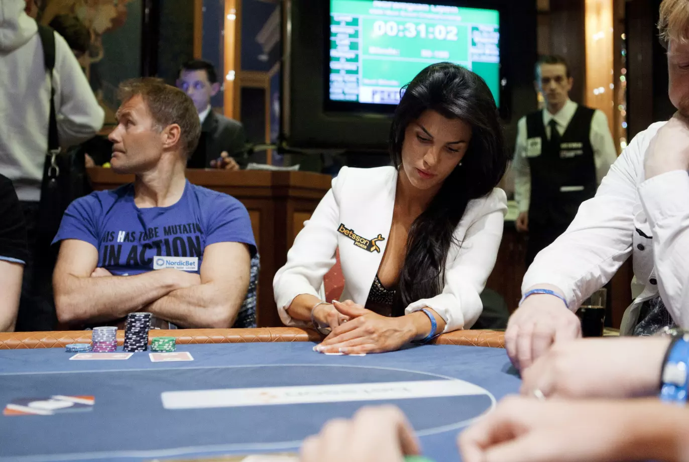 POKERSPILLER: Aylar Lie har spilt poker i en årrekke, men bestemte seg for å bli proff i 2016. Her var hun til stede i Riga for å være med i NM i poker. Foto: Tore Meek / NTB