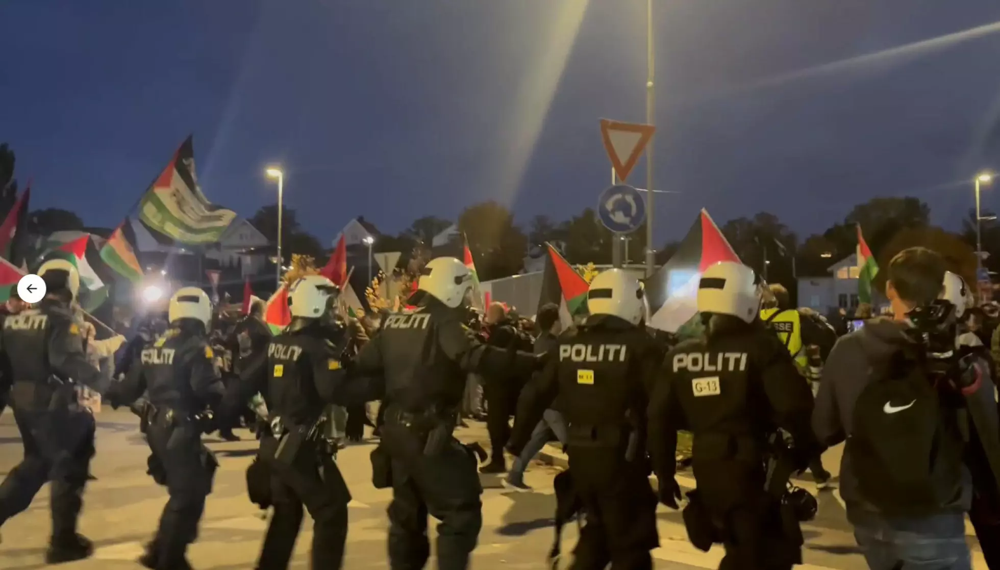 TUNGT TIL STEDE: Politiet var tungt til stede under landskampen Norge-Israel på Ullevål 11. oktober i fjor. Foto: Skjermdump fra Amnestys videoopptak