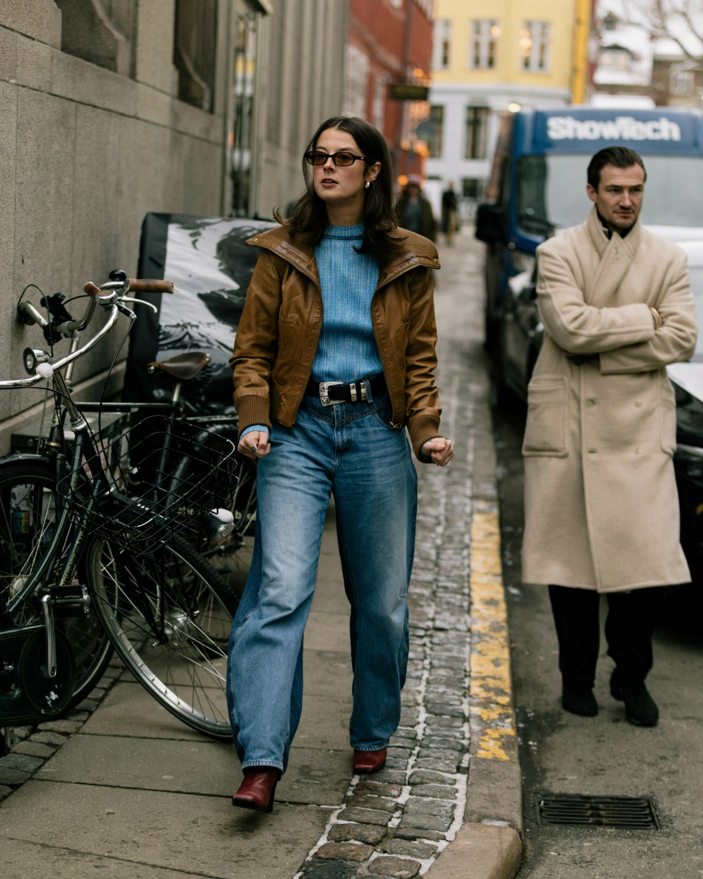 GATEMOTE: Blått er også i gatemoten – her i København. Foto: Noor-u-nisa Khan.