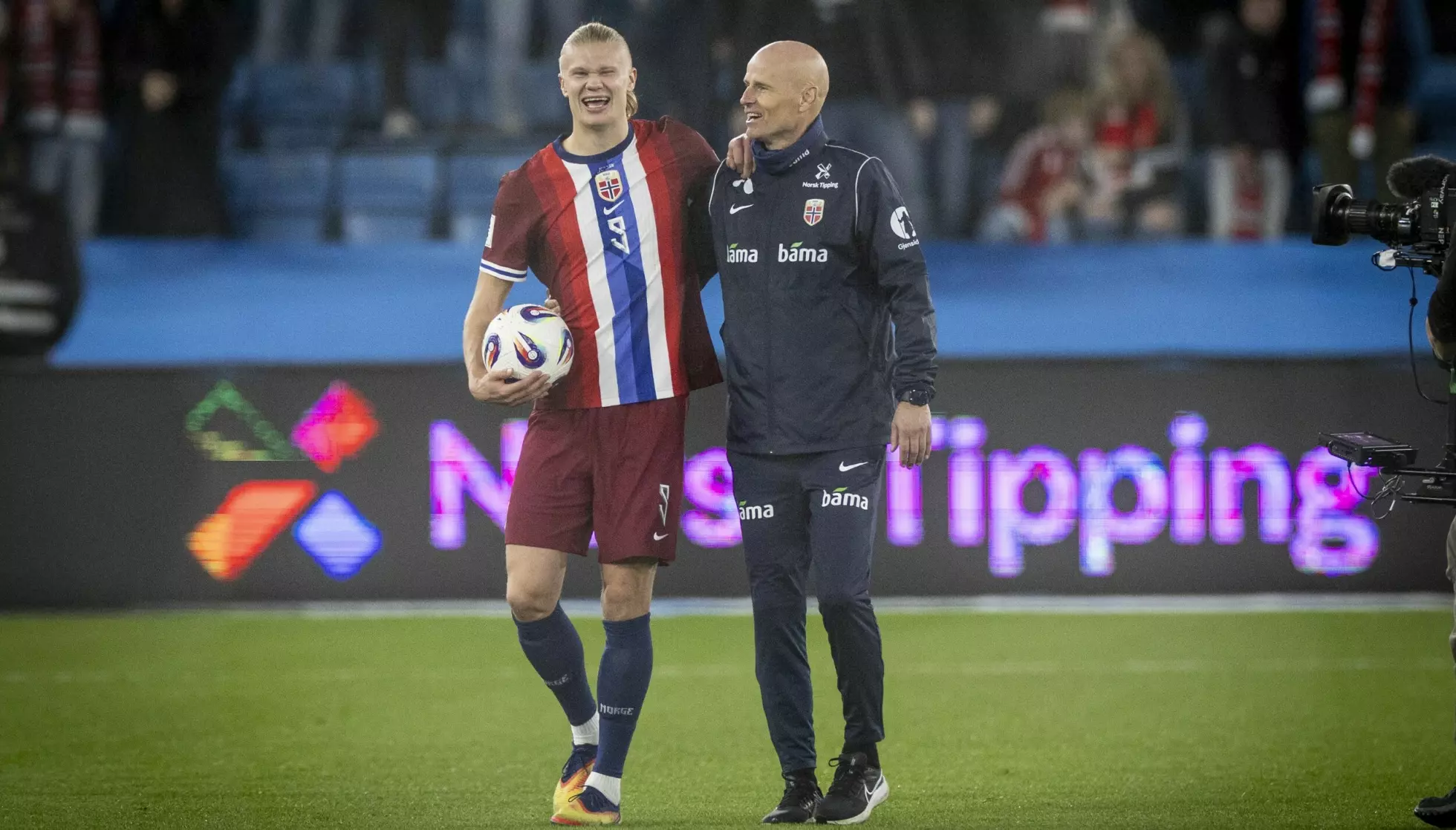 FORNØYDE: Erling Braut Haaland og landslagstrener Ståle Solbakken kan trolig se frem til en høst med et fullsatt Ullevaal stadion. Foto: Bjørn Langsem / Dagbladet