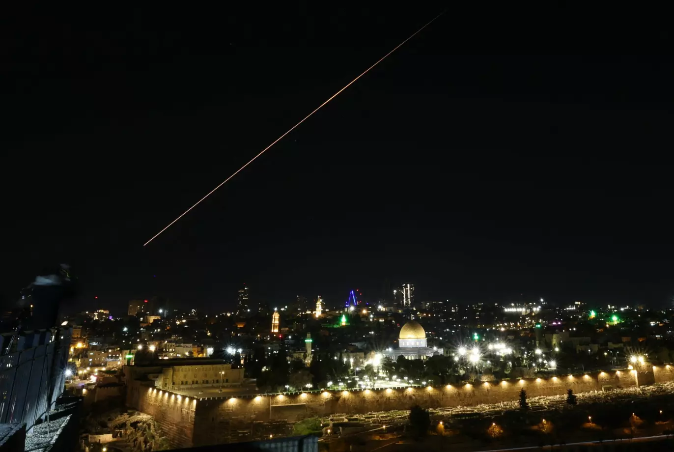 UNDER ANGREP: Israels rakettskjold har skutt ned en rekke missiler fra Iran det siste døgnet. Bildet er fra Jerusalems helligste område i natt: Tempelhøyden, eller Haram al-Sharif, som palestinerne kaller den. Foto: NTB