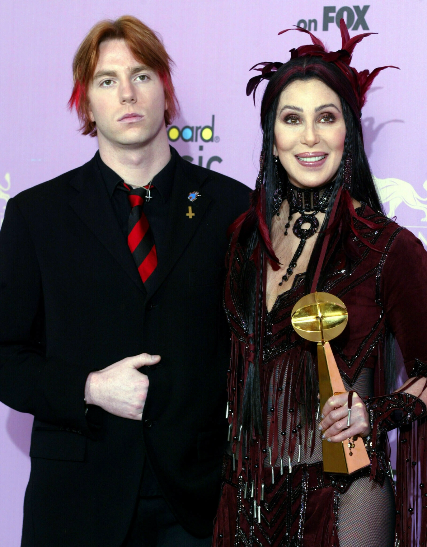 MOR OG SØNN: Cher tok med sønnen Elijah Blue til MGM Grand Garden Arena i Las Vegas i 2002, da hun mottok en pris. Foto: NTB