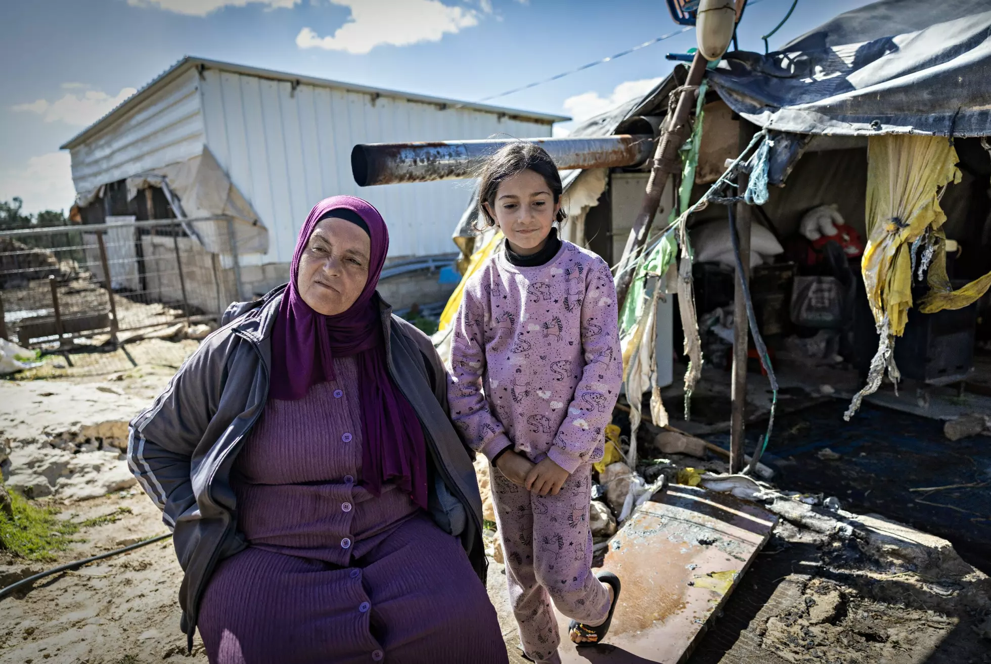 INGEN GJEMMESTEDER: Flyalarmene og mobilalarmene går over hele Israel og på Vestbredden mange titalls ganger i døgnet. Da har Halima og Siwar ingen steder å gjemme seg. Stua og kjøkkenet ble brent opp denne uka. Foto: Jørn H. Moen / Dagbladet