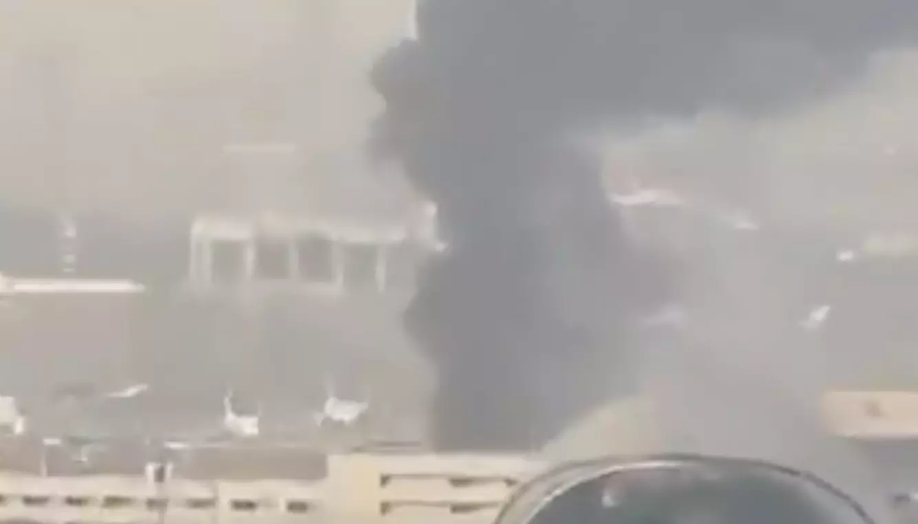 TRUFFET: Bildet viser røyk etter en angivelig eksplosjon på flyplassen i Dubai. Foto: X