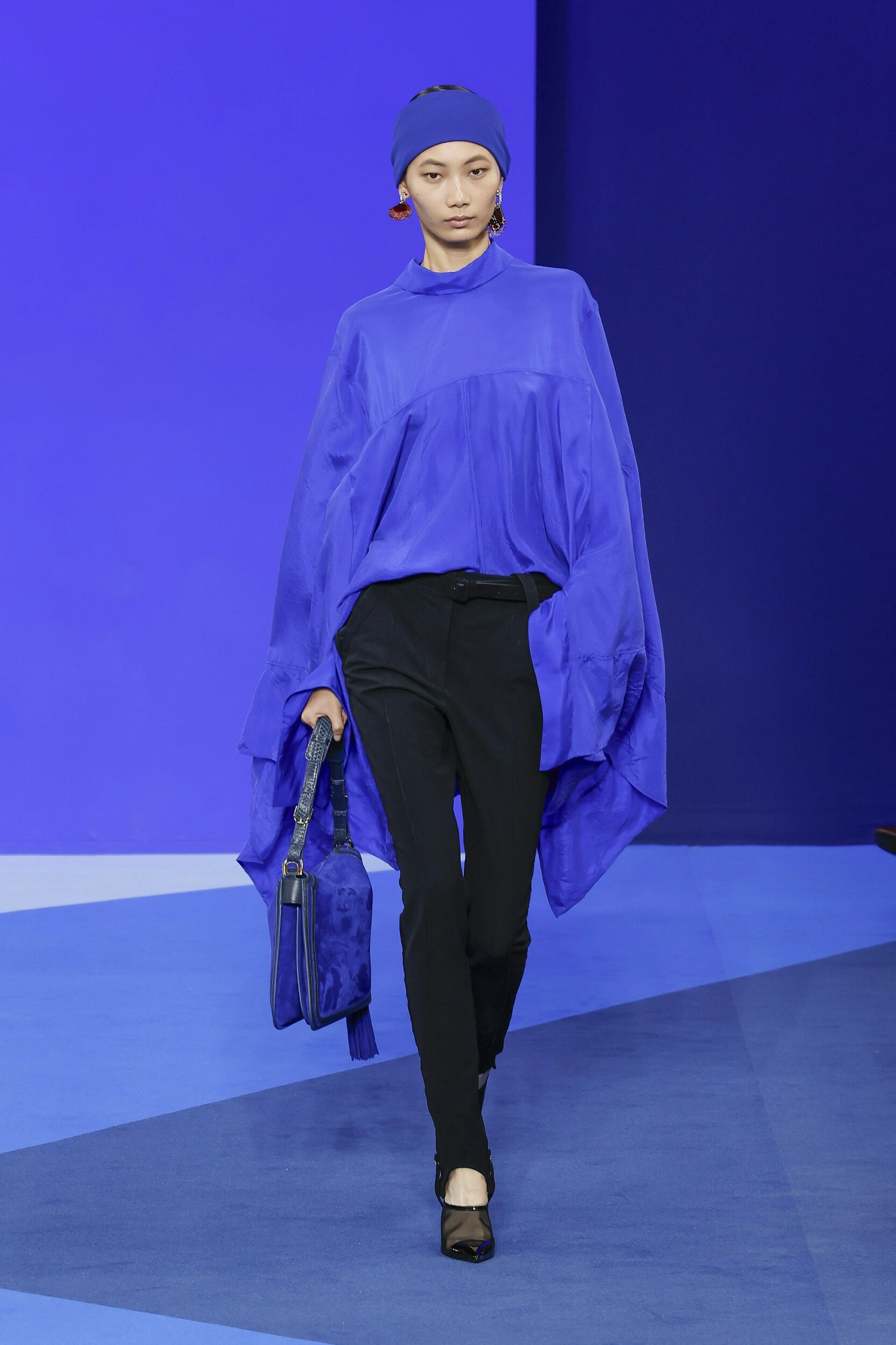BLÅTT TIL LYST: Fra catwalken hos Lanvin. Foto: NTB.