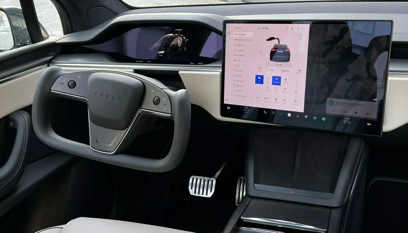 PÅ VEI UT: Tesla stopper produksjonen av Tesla Model S og X, to biler med Yoke-ratt. Foto: Fred Magne Skillebæk.