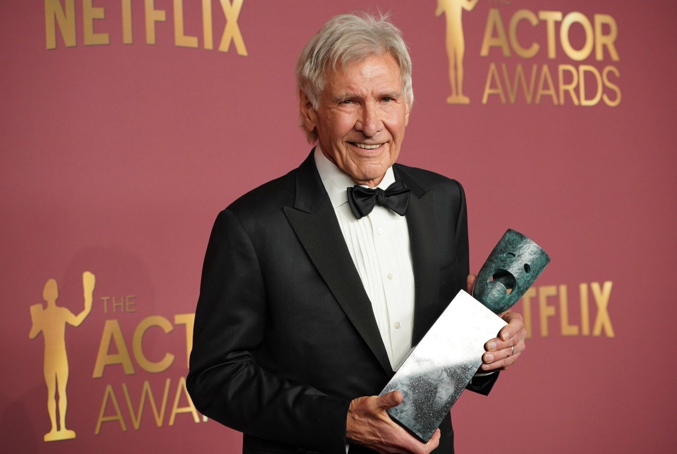 PRISVINNER: Harrison Ford poserer stolt med sin ærespris på den røde løperen. Foto: Chris Pizzello / NTB
