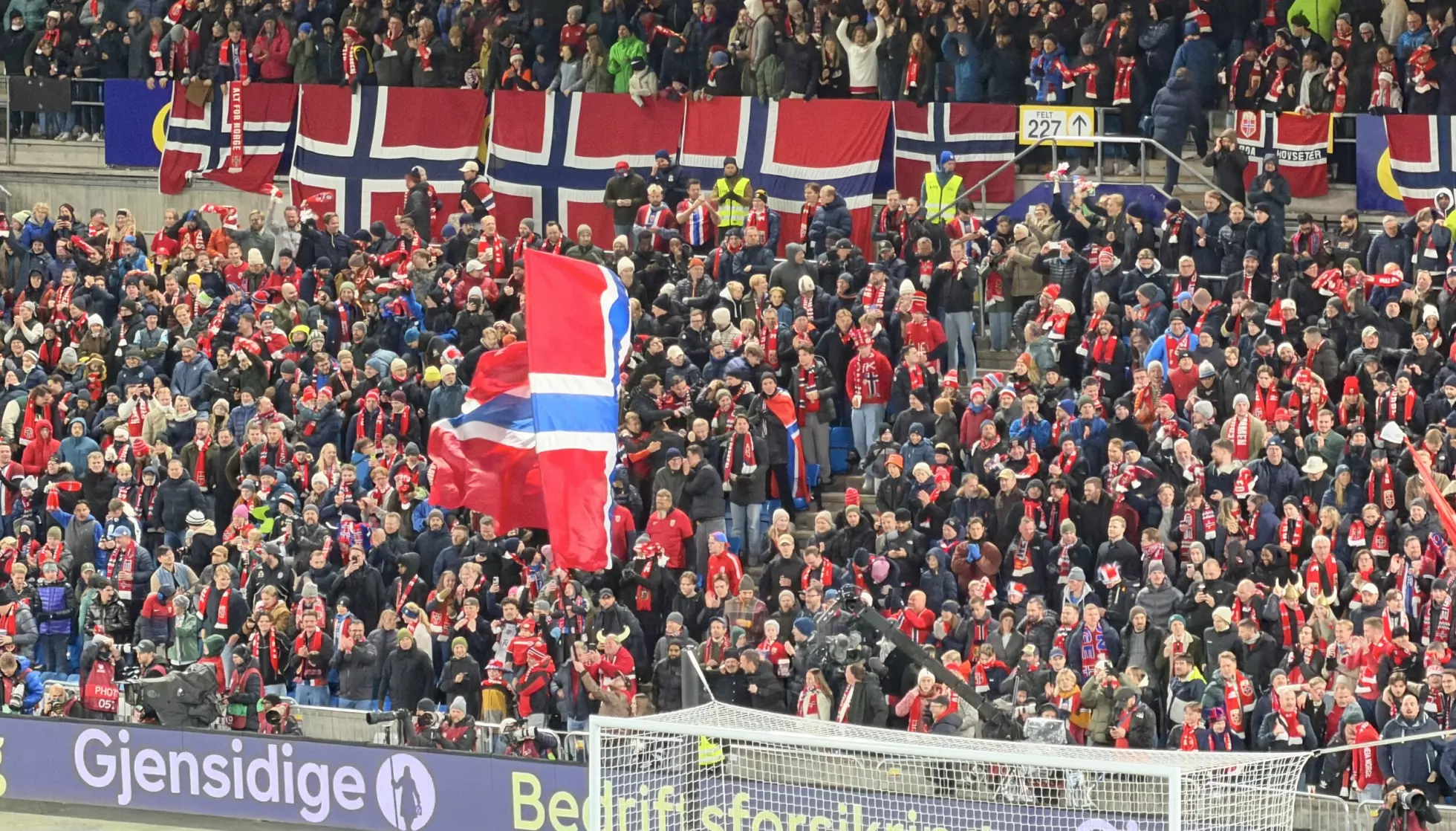 SKAPER: Rundt 600 medlemmer i Oljeberget drar gjerne i gang stemningen på Norges hjemmekamper på Ullevaal. Foto: Odd Roar Lange