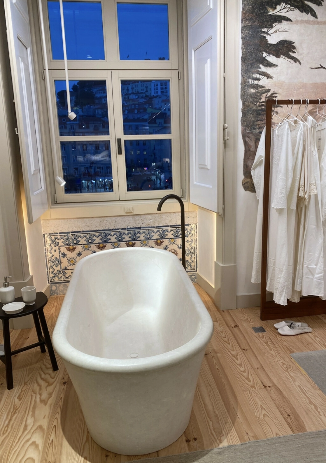 INTERIØR: Butikken selger alt fra dekor til større møbker. Her fra Zara Home i Lisboa. Foto: Ida Ystmark
