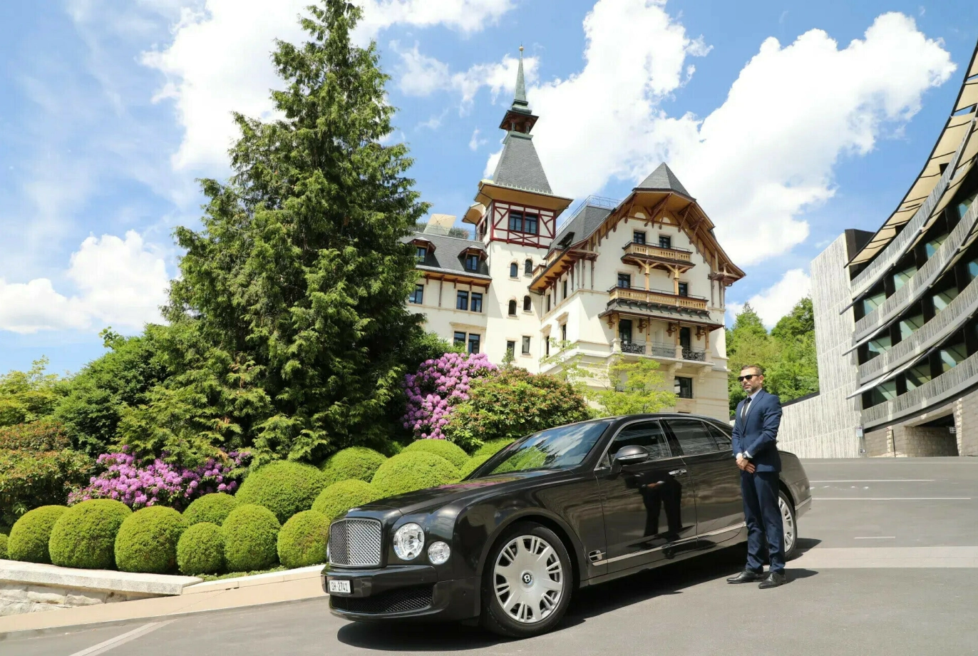 LUKSUS: Paracelsus Recovery Clinic. Her blir du hentet av sjåfør i blank Bentley. Foto: Paracelsus Recovery