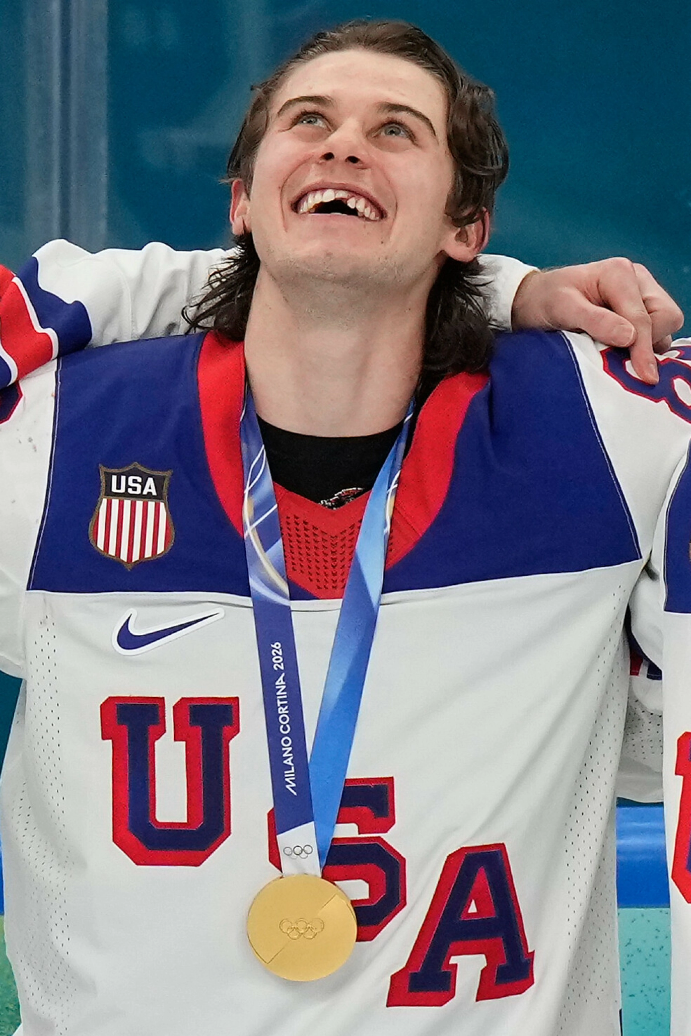 OL-VINNER: Jack Hughes scoret det avgjørende overtidsmålet som sikret gullmedaljen for Team USA under vinter-OL tidligere i år. Nå skal han ha sikret seg popstjernens hjerte også. Foto: NTB