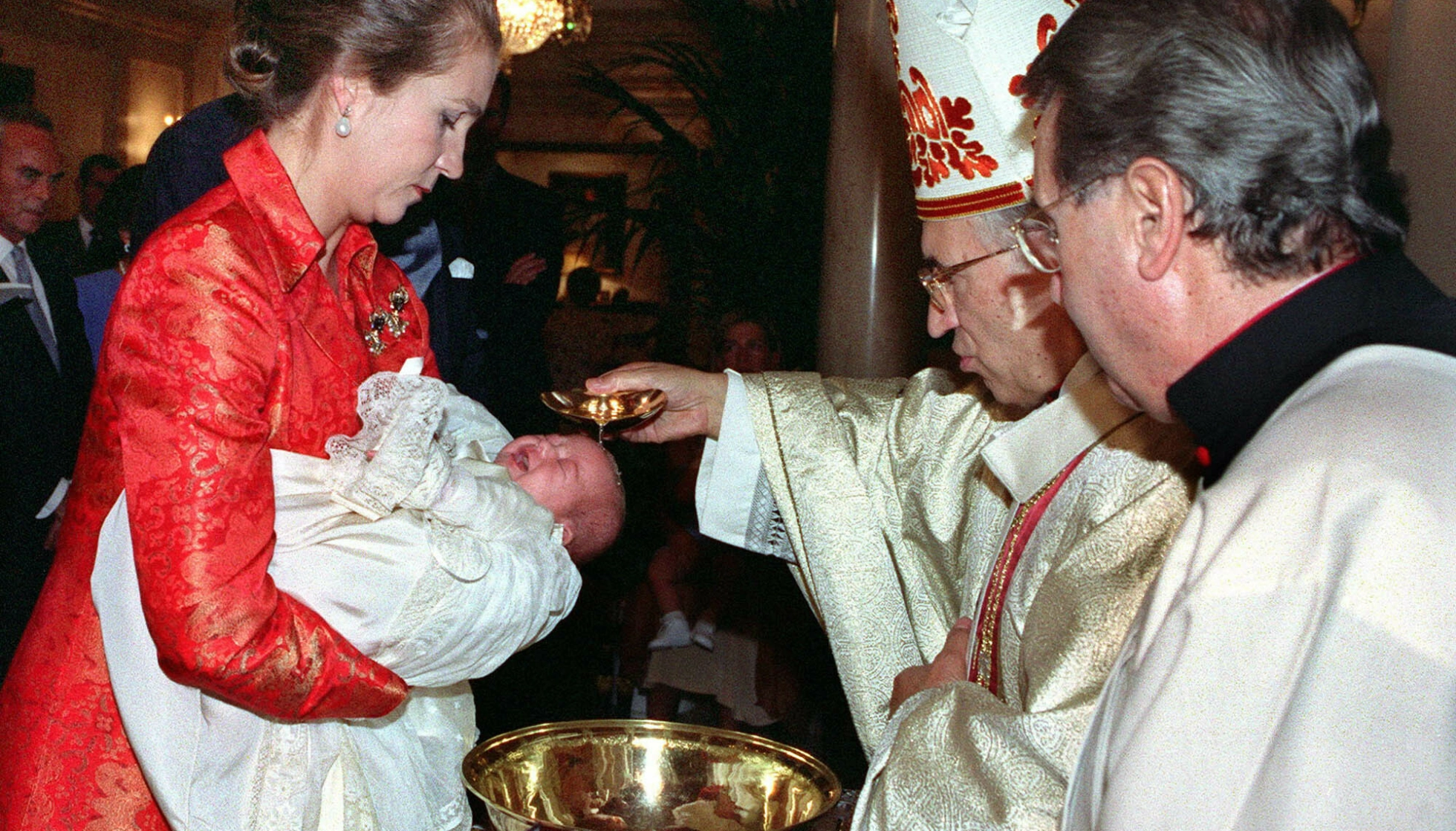 MOR OG DATTER: Infanta Elena of Spain holder datteren Victoria Federica de Marichalar y de Borbón under dåpsseremonien i Zarzuela Palace i Madrid 11. oktober 2000. Foto: NTB