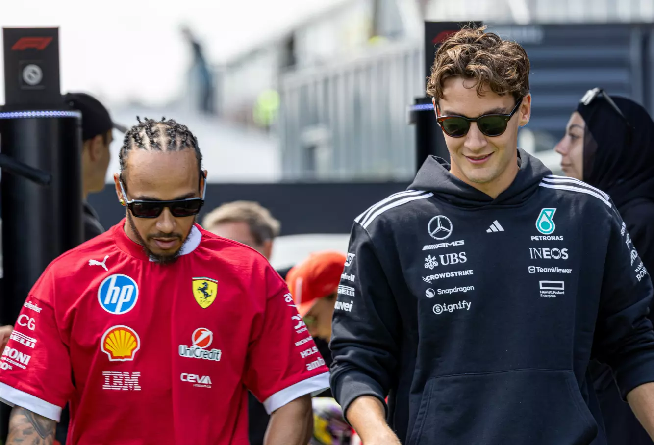 RIVALER: Lewis Hamilton (t.v.) og George Russell. Foto: Alessio De Marco / IPA Sport / NTB