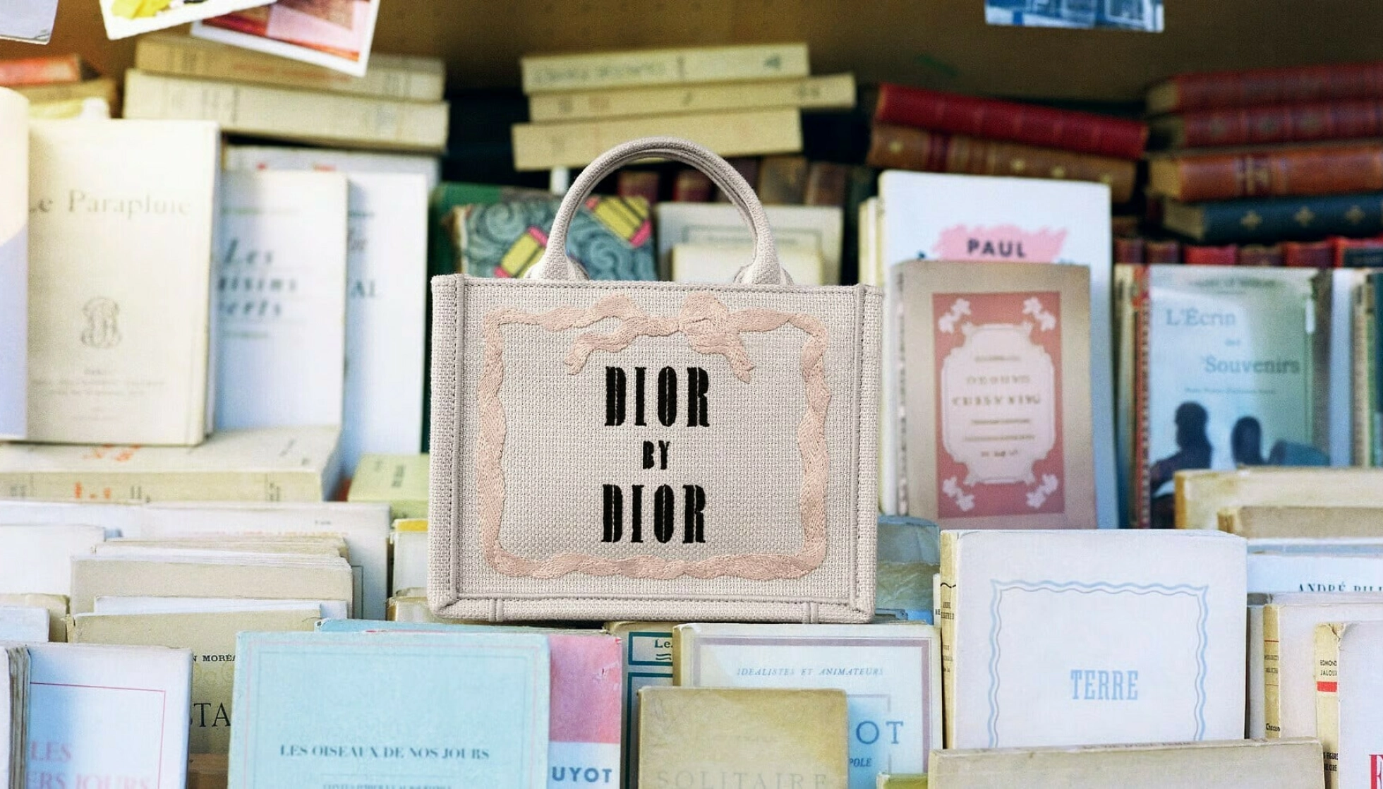Broderiene på Diors totebags viser omslagene til klassiske bøker, inkludert Les Liaisons dangereuses av Pierre Choderlos de Laclos og Dior by Dior, selvbiografien til Monsieur Dior. Foto: Dior