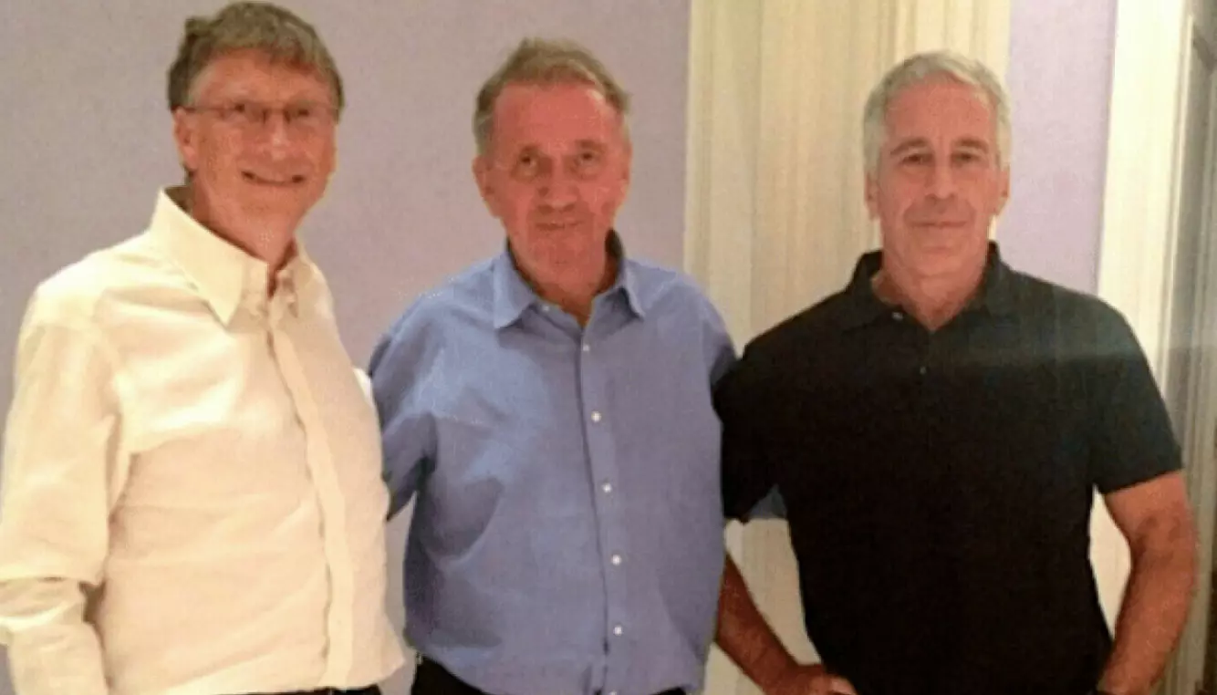 TETT KONTAKT: Den tidligere diplomaten og statsråden Terje Rød-Larsen (i midten) pleiet i mange år tett kontakt med den overgrepsdømte milliardæren Jeffrey Epstein (t.h.). Her med Microsoft-grunnlegger Bill Gates (t.v.). Foto: Epstein-dokumentene